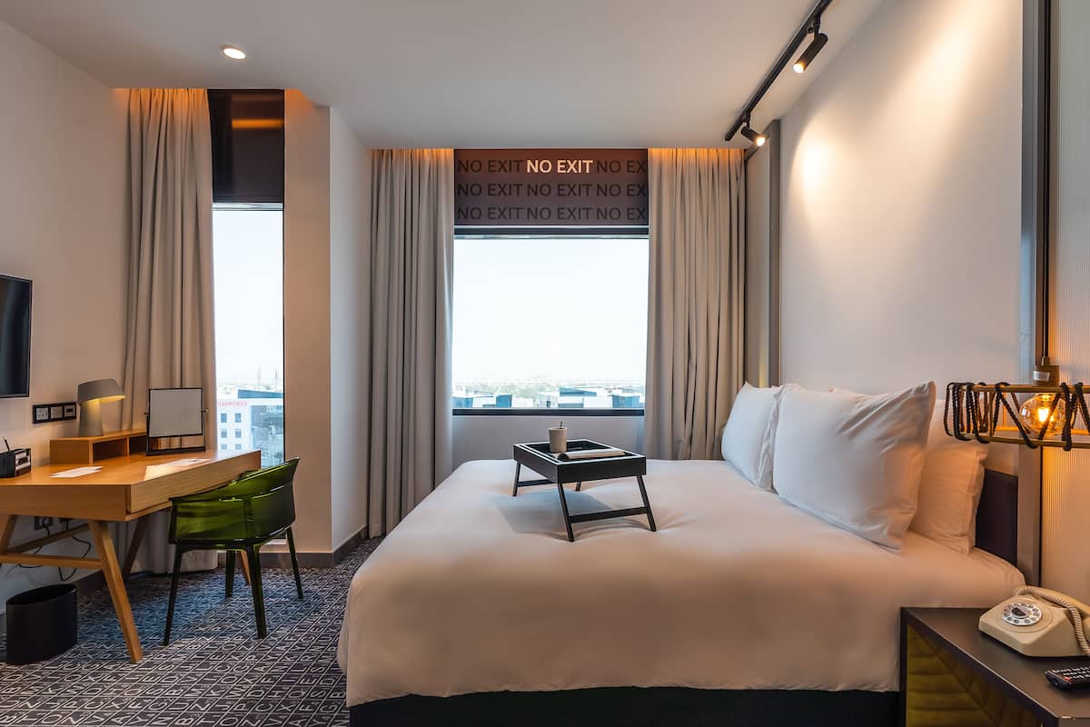Apartment | Bar mini, peti besi dalam bilik, meja, ruang kerja komputer riba