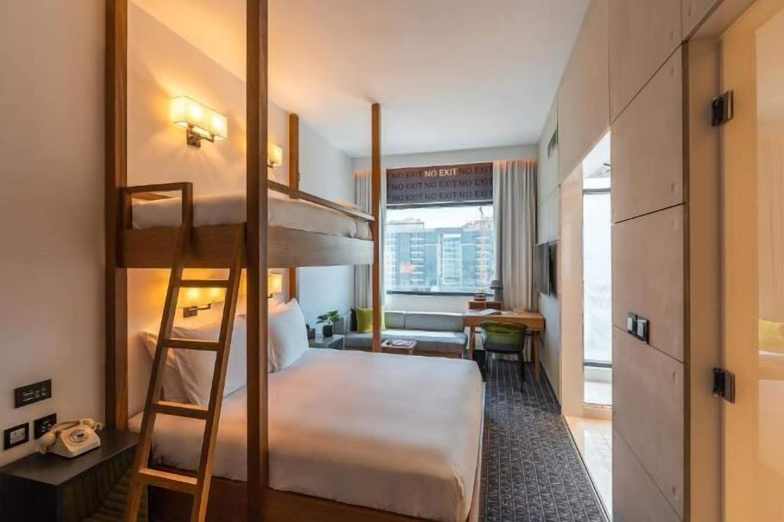 Minibar, safe på rommet, skrivebord og skrivebord for bærbar PC