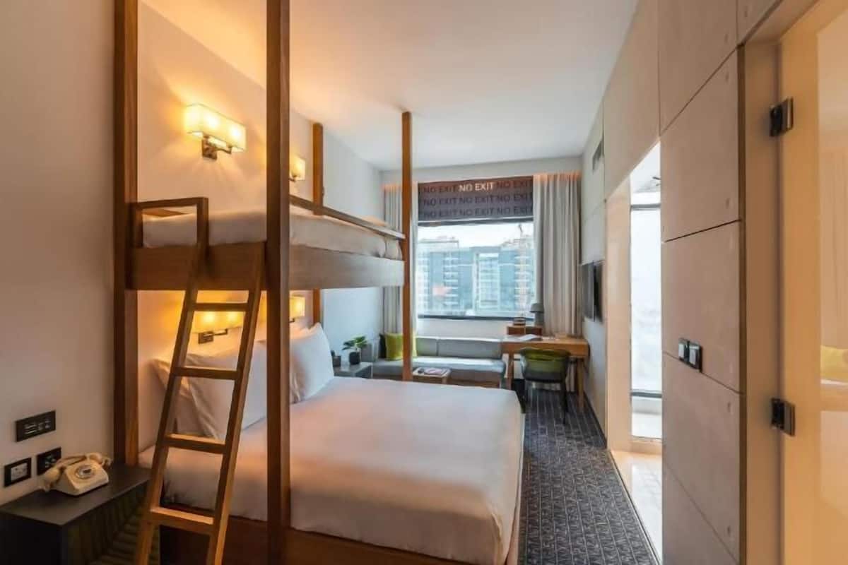 Minibar, safe på rommet, skrivebord og skrivebord for bærbar PC