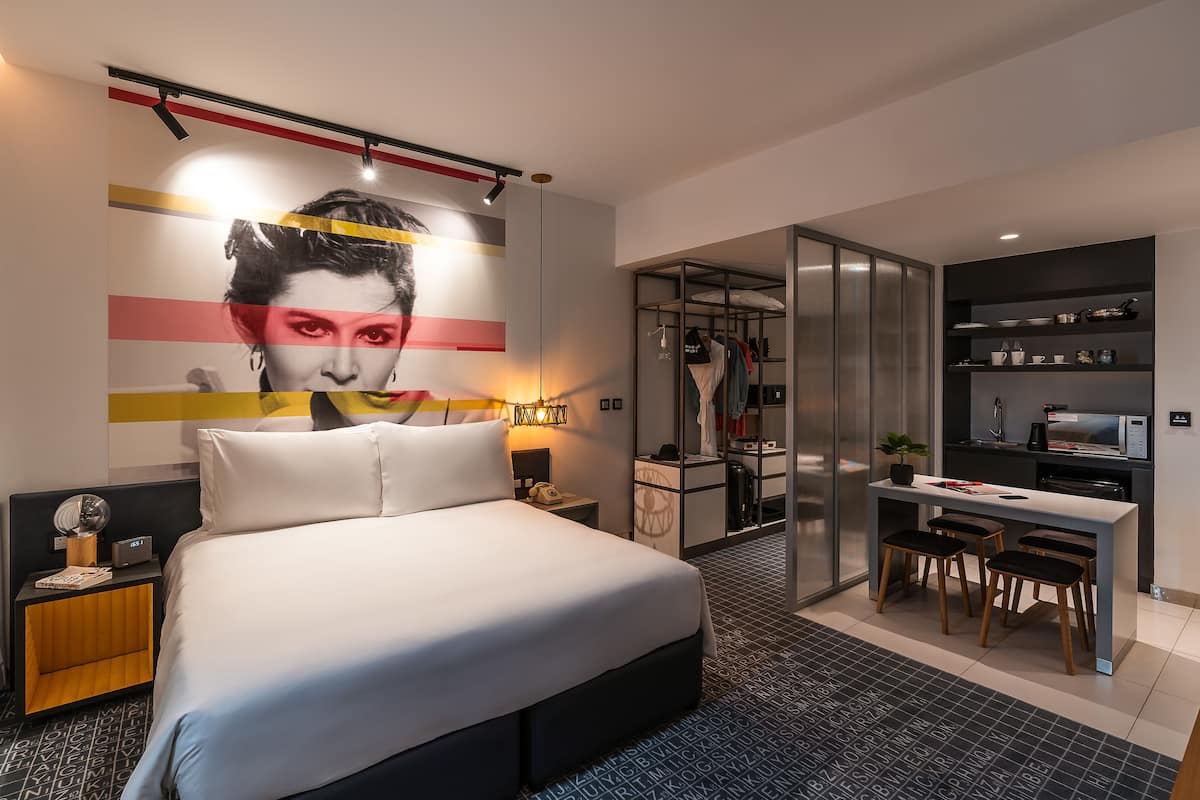 Double Room | Bar mini, peti besi dalam bilik, meja, ruang kerja komputer riba