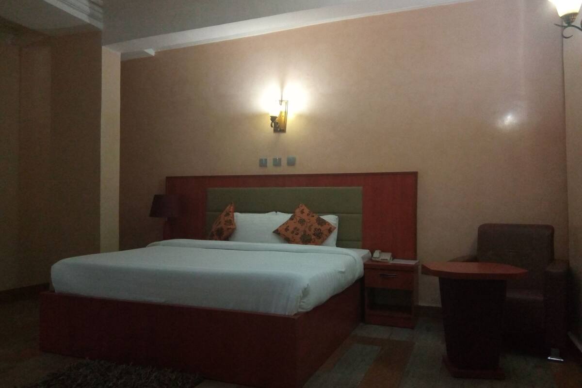 Phòng Grand, 1 giường cỡ king, không hút thuốc, quang cảnh hồ bơi | Minibar, bàn, khu vực làm việc phù hợp cho laptop, màn/rèm cản sáng 