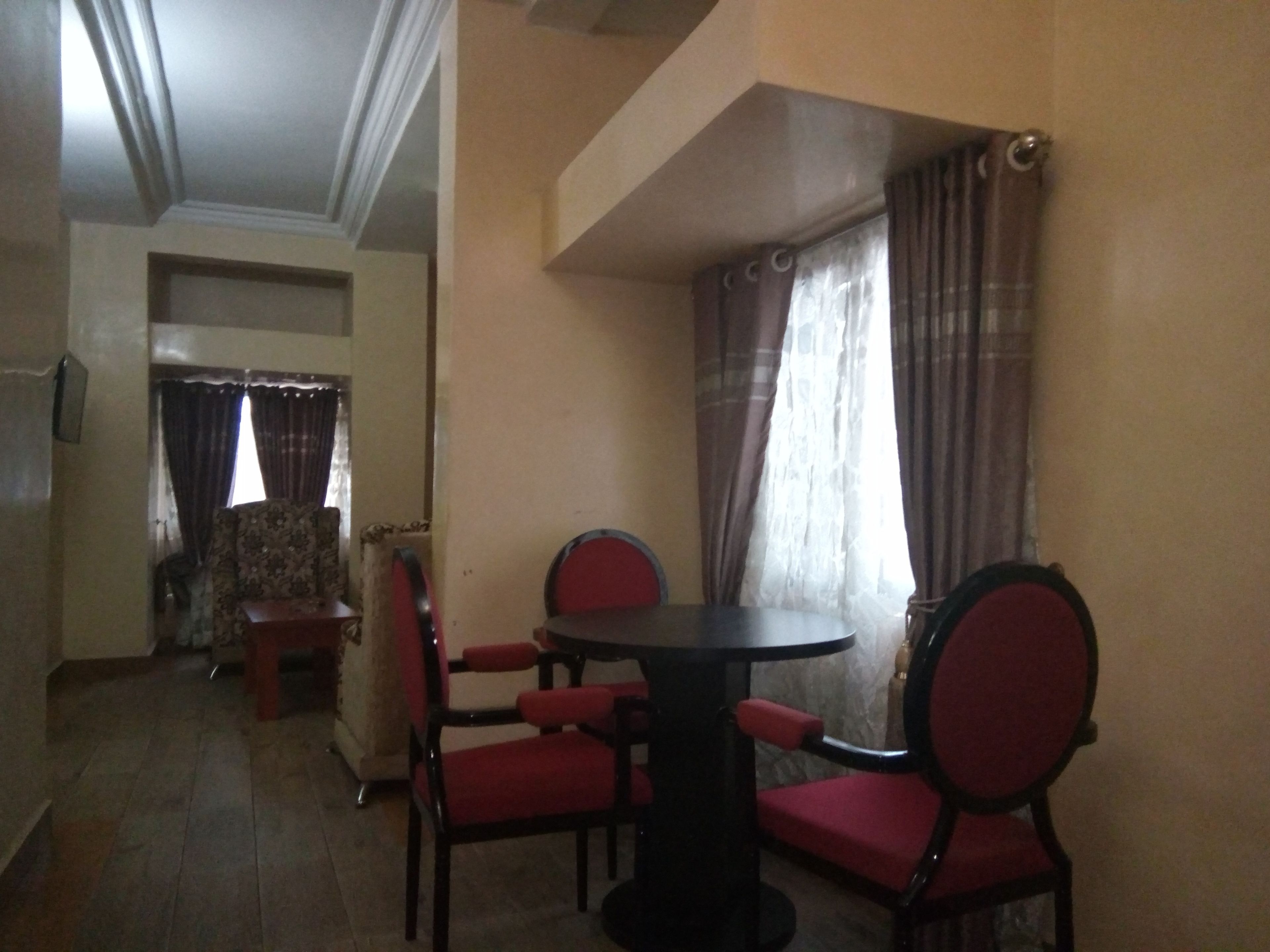 グランド ルーム キングベッド 1 台 禁煙 プールビュー | リビング エリア | 32 インチの薄型テレビ (ケーブル放送視聴可)、テレビ