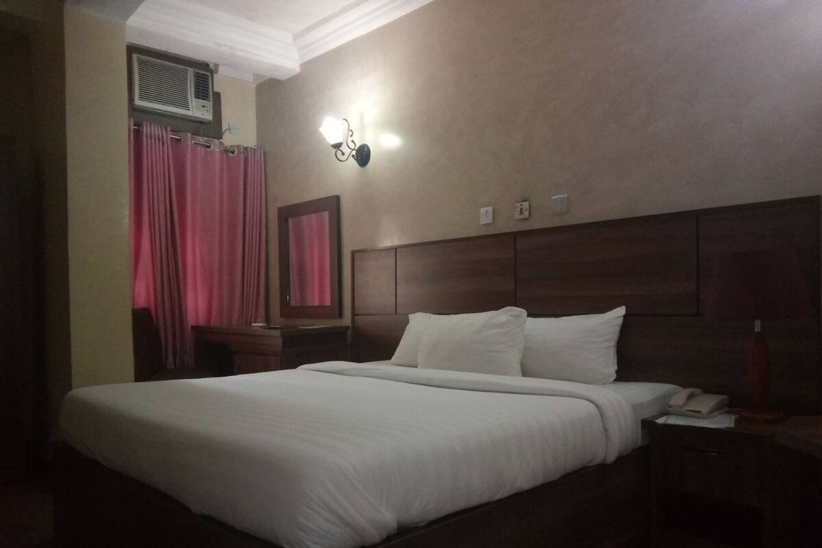 Phòng Deluxe, 1 giường cỡ queen, không hút thuốc | Minibar, bàn, khu vực làm việc phù hợp cho laptop, màn/rèm cản sáng 