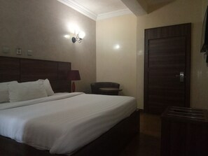 Deluxe Room, 1 Queen Bed, Non Smoking | Minibar, individually decorated, individually furnished, desk - Top Rank Hotel Galaxy Enugu (Enugu)