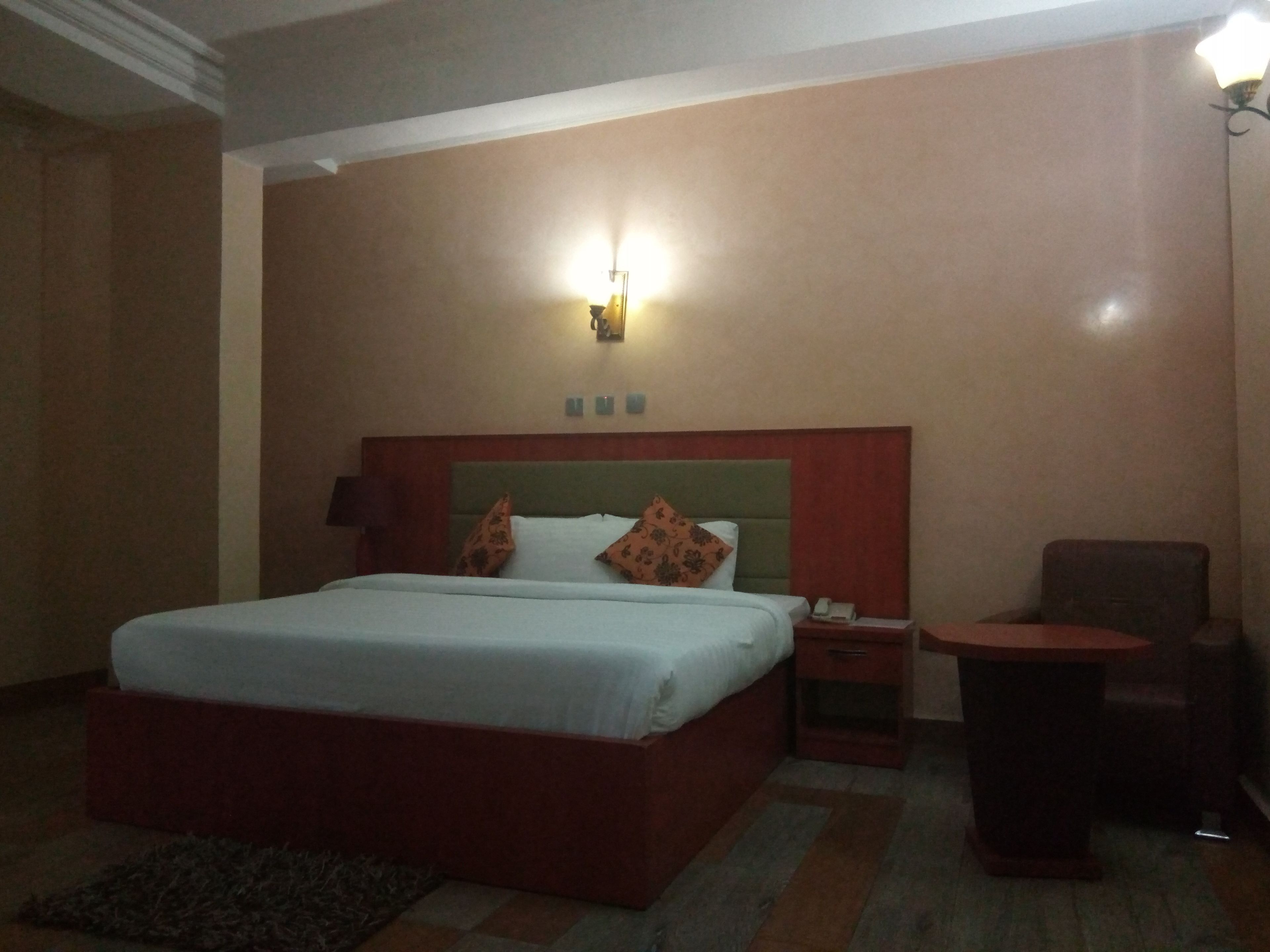 Minibar, decoración personalizada, muebles diferentes y escritorio 