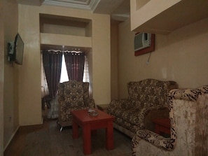 Grand Room, 1 King Bed, Non Smoking, Pool View | Living room - Top Rank Hotel Galaxy Enugu (Enugu)