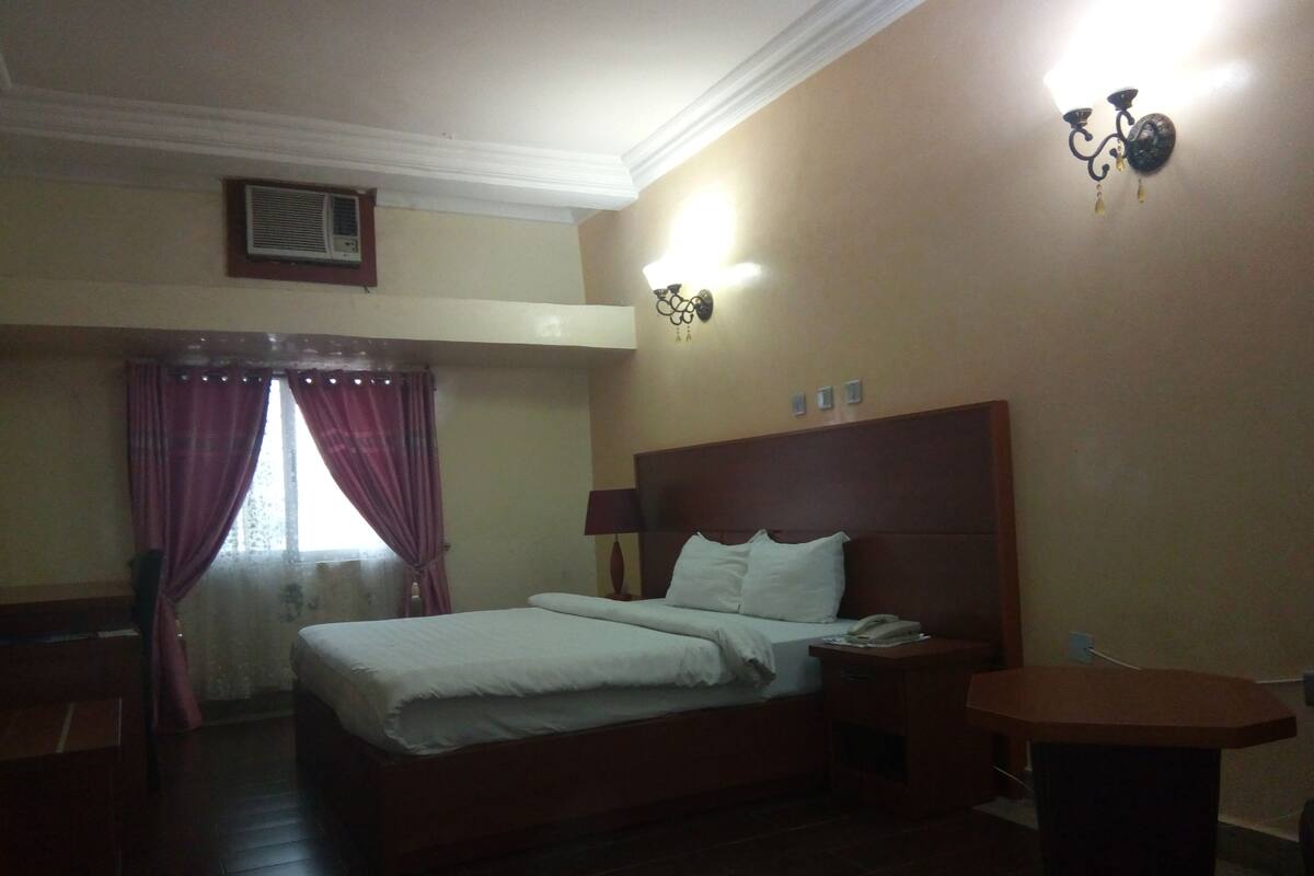 Phòng Executive, 1 giường cỡ king, không hút thuốc, quang cảnh hồ bơi | Minibar, bàn, khu vực làm việc phù hợp cho laptop, màn/rèm cản sáng 