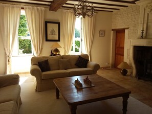TV, fireplace, DVD player, ping pong - Beautifully restored Charentaise house with private pool and stunning views (Expiremont)