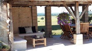 Outdoor dining - Beautifully restored Charentaise house with private pool and stunning views (Expiremont)