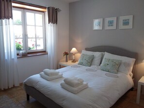 4 bedrooms, iron/ironing board, travel cot, WiFi - Beautifully restored Charentaise house with private pool and stunning views (Expiremont)