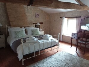 4 habitaciones, tabla de planchar con plancha, cuna de viaje y wifi