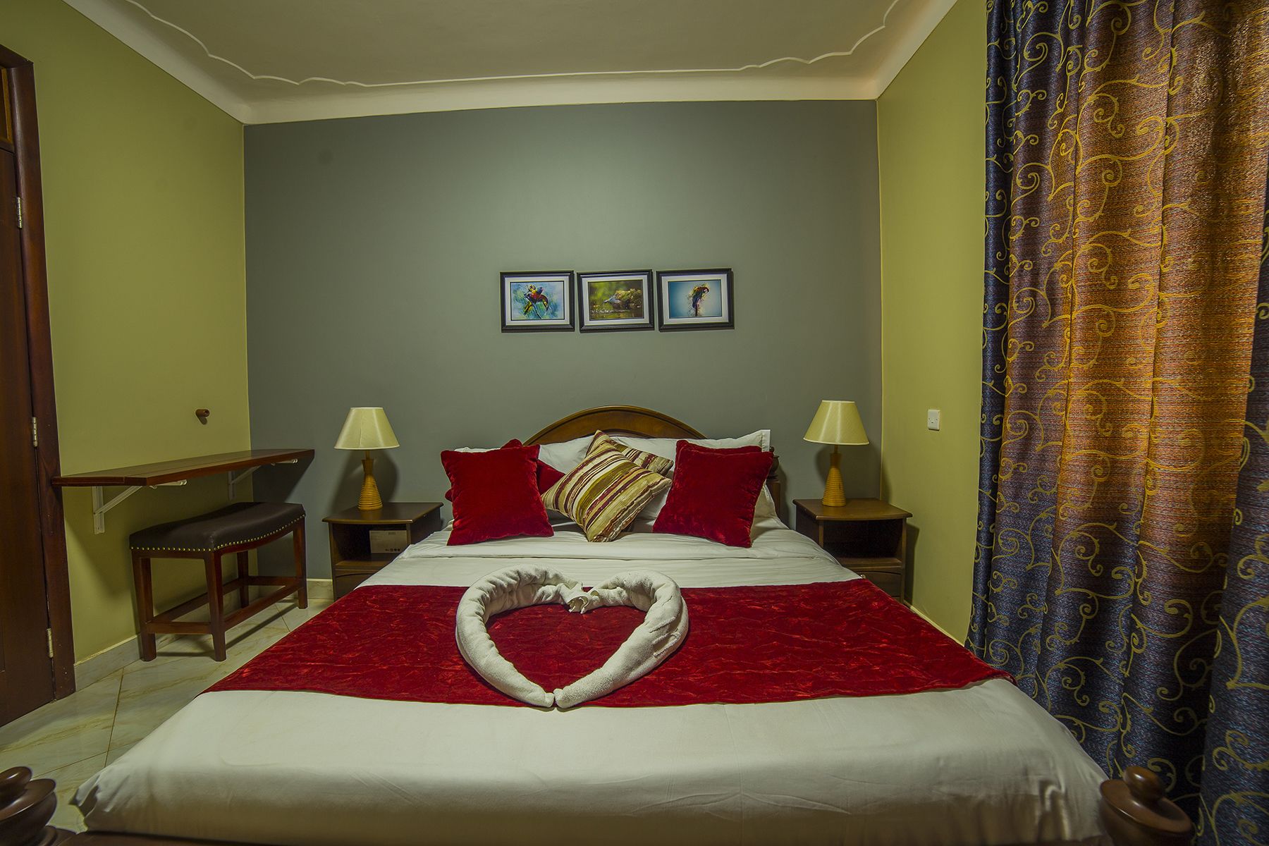 Minibar, bureau, chambres insonorisées, draps fournis