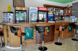 2 bars/lounges