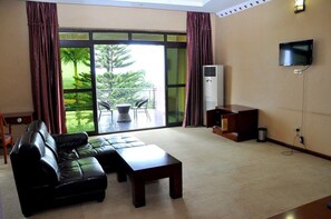 Quarto casal luxo | Frigobar, cofres nos quartos, escrivaninha, cortinas blackout