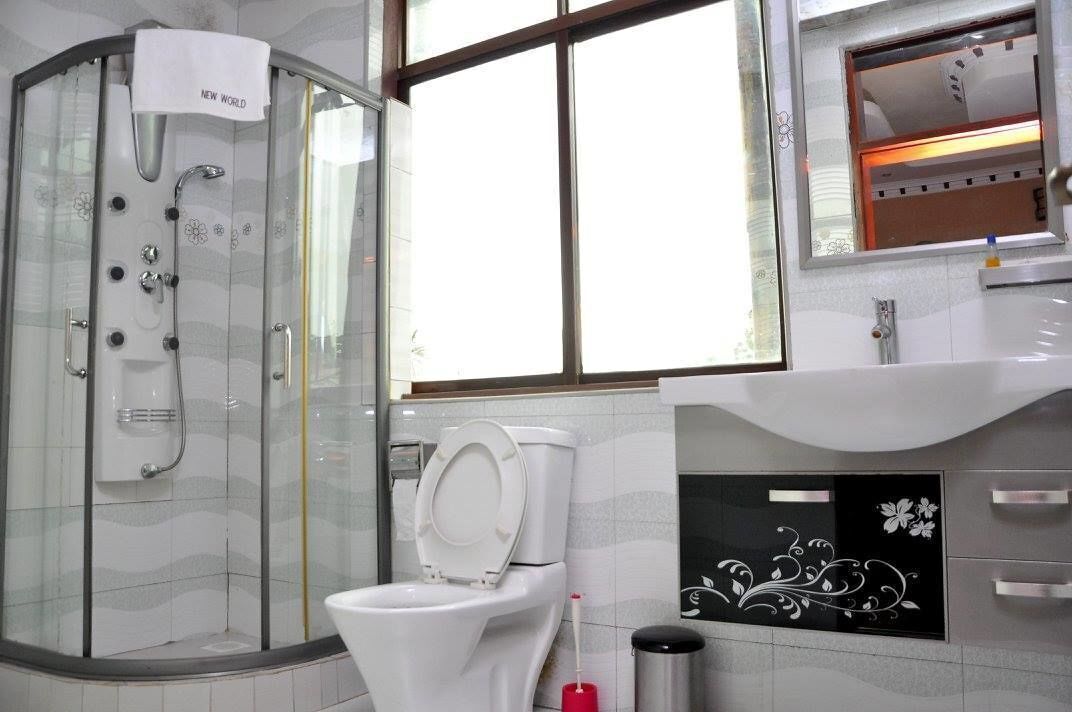 Ducha, artículos de tocador gratuitos, batas, pantuflas