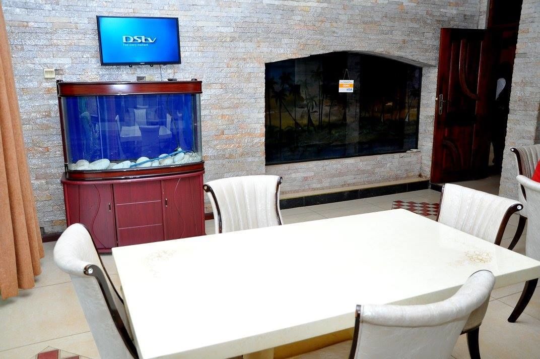 Serveert ontbijt, lunch en diner