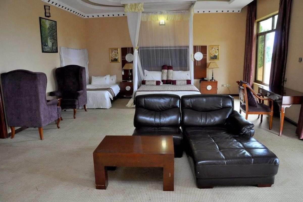 Deluxe Double Room | Minibar, in-room safe, desk, blackout drapes