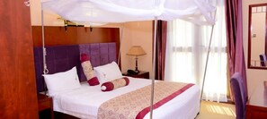 Frigobar, cofres nos quartos, escrivaninha, cortinas blackout