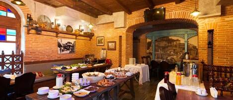 Se ofrece un desayuno continental (10 USD por persona)