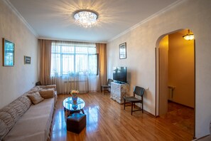 Comfort Double Room, 1 King Bed | Living room - Meidan Suites (Tbilisi)