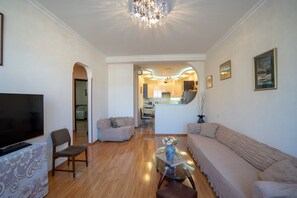 Comfort Double Room, 1 King Bed | Living room - Meidan Suites (Tbilisi)