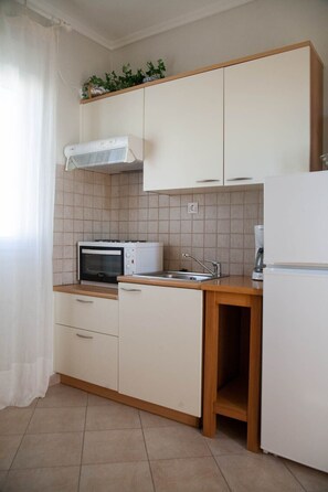 Refrigerador, microondas, cafetera y tetera y utensilios de cocina