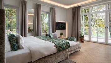 Economy Double Room | Minibar, laptop workspace, soundproofing, iron/ironing board