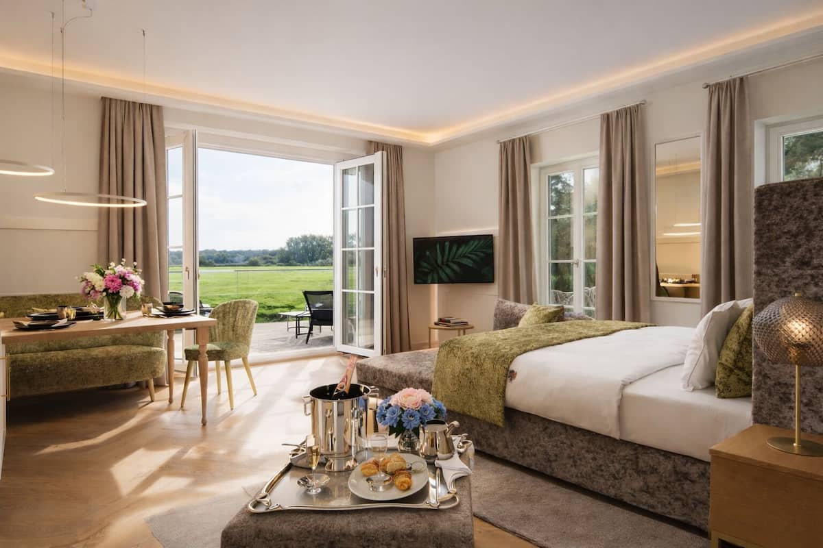 Une chambre d’hôtel comprenant un coin repas, un lit et un téléviseur.