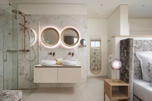 Standard Double Room | Bathroom | Shower, free toiletries, hair dryer, bathrobes - Schlossresidenz Boutique Apartements & Hotel Suiten (Garbsen)