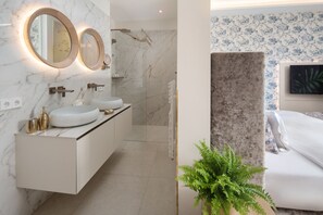 Deluxe Room | Bathroom | Shower, free toiletries, hair dryer, bathrobes - Schlossresidenz Boutique Apartements & Hotel Suiten (Garbsen)