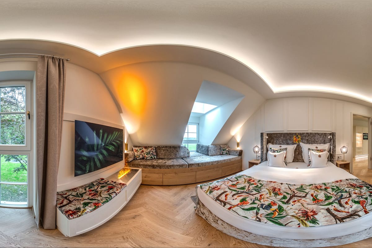 Comfort Room | Minibar, laptop workspace, soundproofing, iron/ironing board