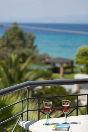 Property grounds - Sun Residence Exclusive Seaside Apartments. IDEAL FOR COUPLES (Polichrono)