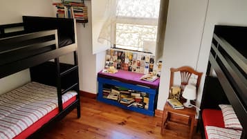 Habitación familiar, baño compartido | Camas extra, wifi gratis y ropa de cama