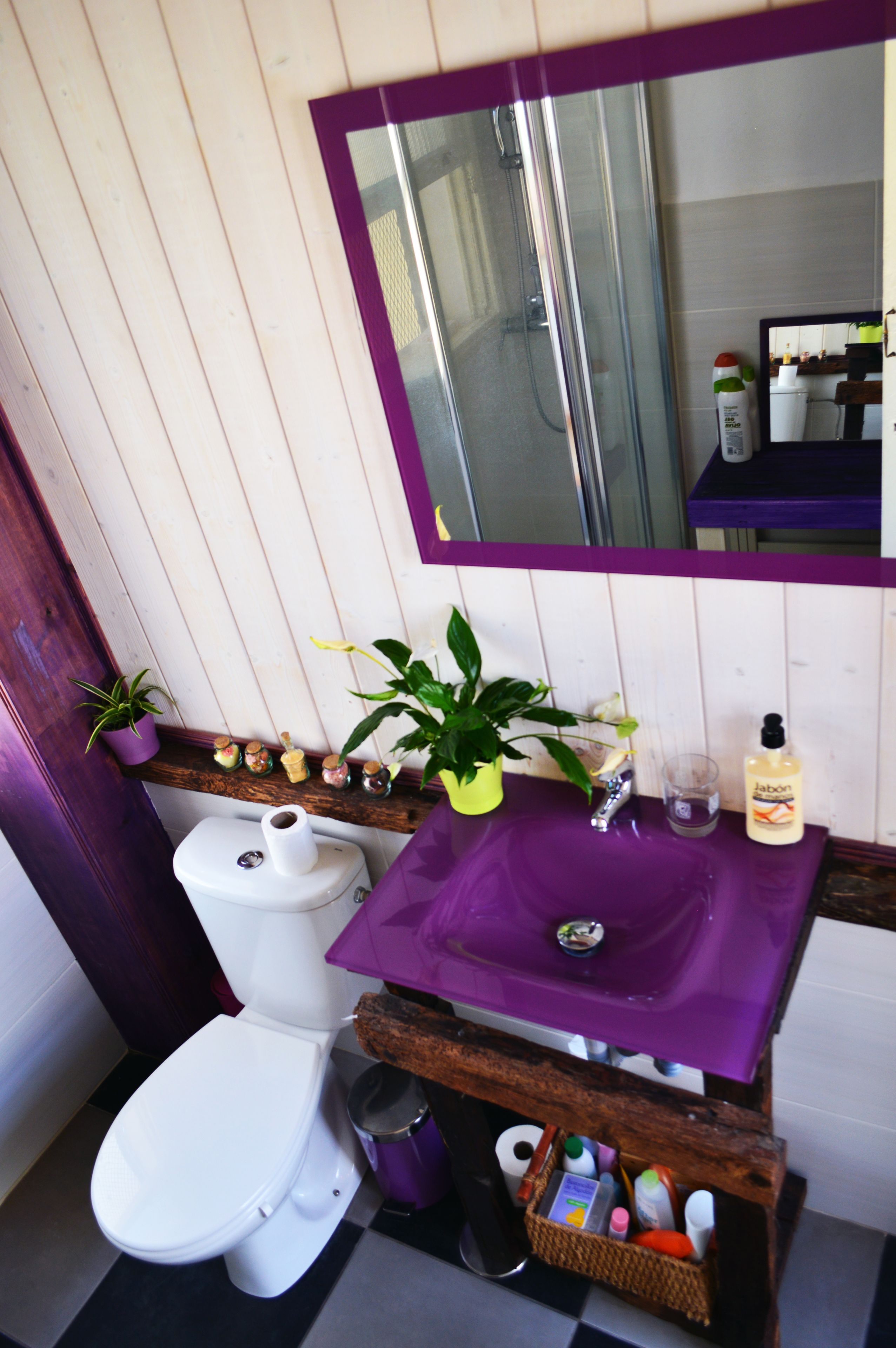 Habitación doble, baño compartido | Baño | Regadera, regadera tipo lluvia, amenidades de baño gratuitas, toallas 