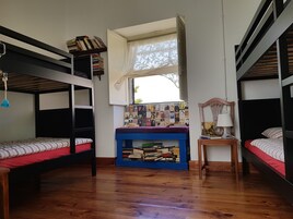 Habitación familiar, baño compartido | Camas supletorias, wifi gratis, ropa de cama