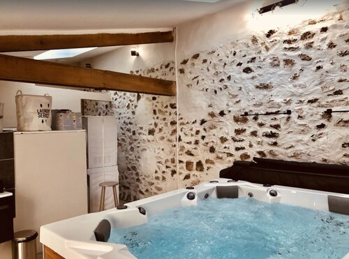 Large family home near Disneyland 44 kms)