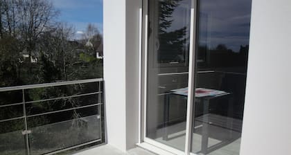 Maison lumineuse, avec jardin et terrasses.