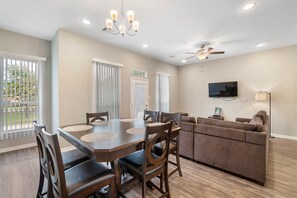 Dining - 10 mins from IAH / King Bed - Spacious 2 Bedroom home - Unit B (Humble)