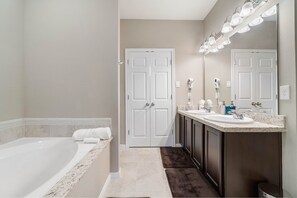 Combined shower/bathtub, hair dryer, towels - 10 mins from IAH / King Bed - Spacious 2 Bedroom home - Unit B (Humble)