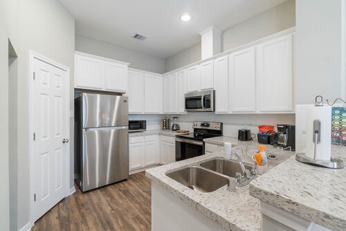 10 minuutin päässä IAH / King Bed - Tilava 2 makuuhuoneen koti - Yksikkö B