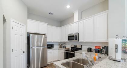 10 minuutin päässä IAH / King Bed - Tilava 2 makuuhuoneen koti - Yksikkö B