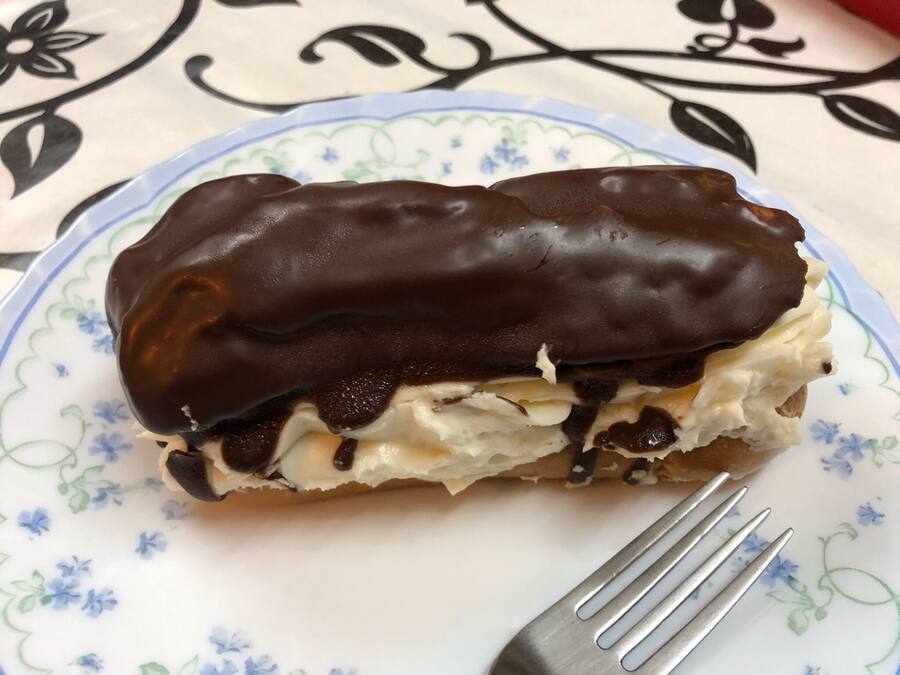 Uma sobremesa em um prato com padrão floral.