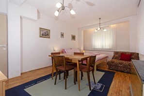 Studio – comfort | Oppholdsområde | En 23-tommers LED-TV med kabel-kanaler samt TV og leker