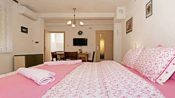 Comfort Studio | Desk, soundproofing, iron/ironing board, free WiFi