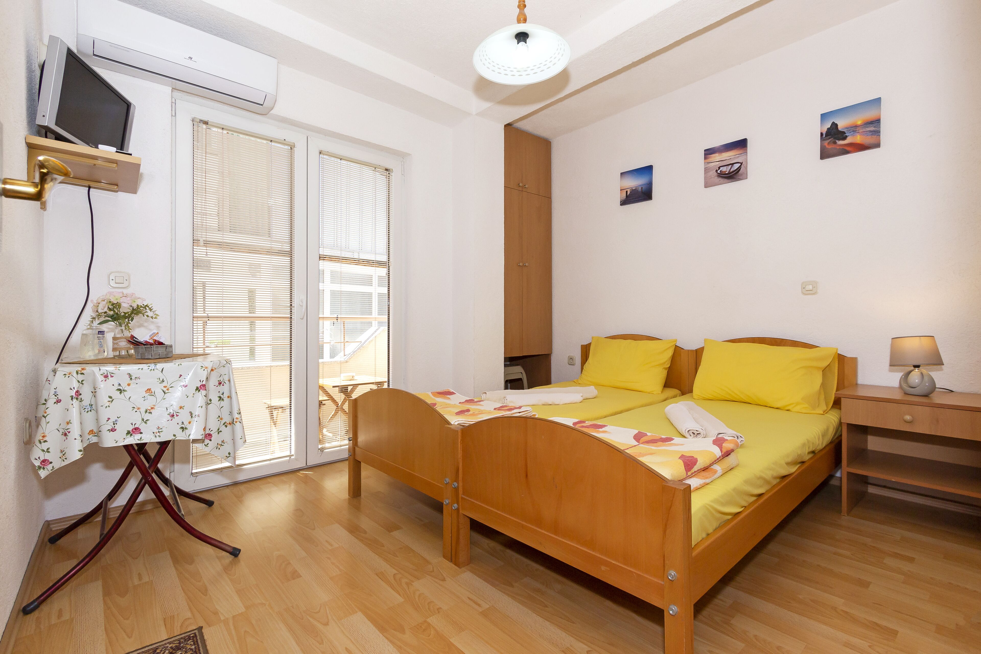 Schreibtisch, schallisolierte Zimmer, Bügeleisen/Bügelbrett