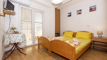 Schreibtisch, schallisolierte Zimmer, Bügeleisen/Bügelbrett