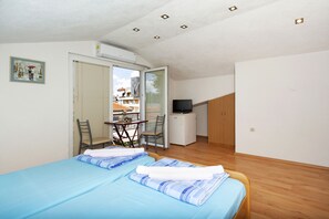 Kamer, 1 twee- of 2 eenpersoonsbedden | Een bureau, geluiddichte muren, een strijkplank/strijkijzer, gratis wifi
