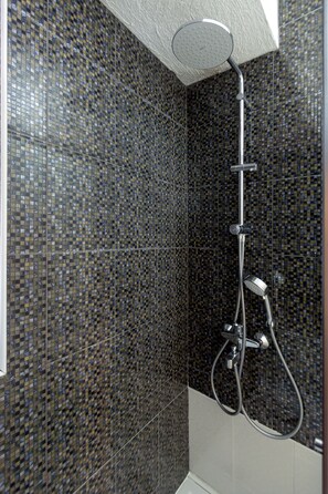 Estudio Confort | Baño | Cabezal de ducha tipo lluvia, secador de pelo, zapatillas y toallas