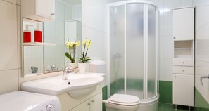 Apartamento, terraço (KRISTINA) | Banheiro | Chuveiro, produtos de toalete grátis, secador de cabelo 