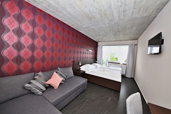 Comfort-værelse med dobbeltseng eller 2 enkeltsenge - bakkeudsigt | Skrivebord, gratis Wi-Fi, sengetøj